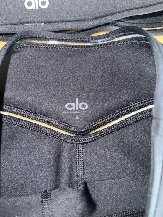 ALO Yoga Black Cropped Capris with Matching Black Sports Bra - Picture 3 of 7